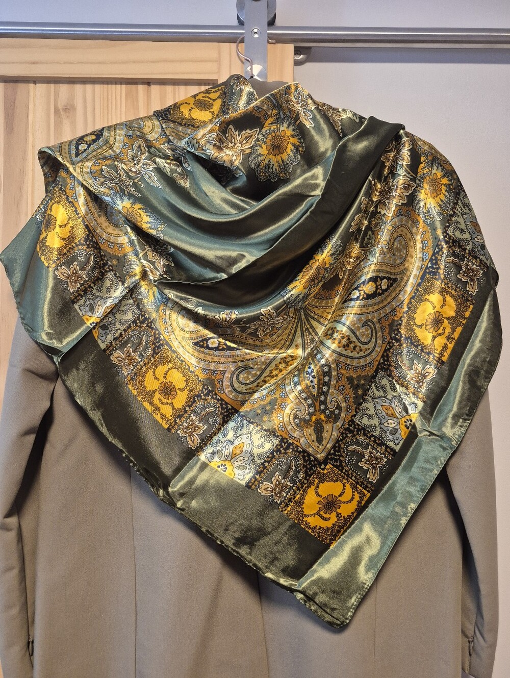 Silk-Feel Suri Paisley Mix Scarf